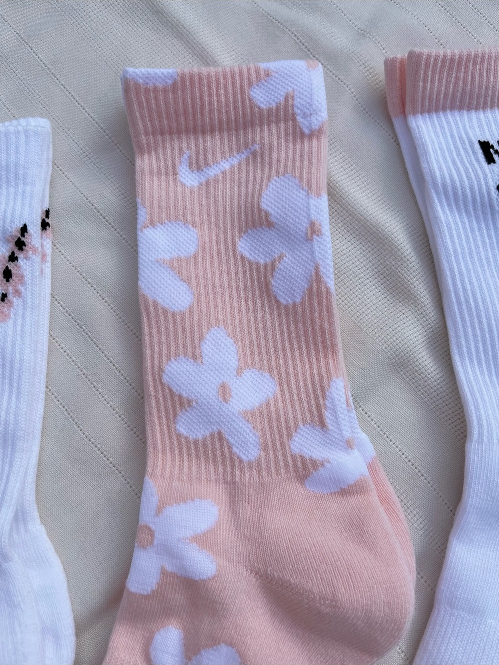 Nike Everyday Plus Dri-FIT Pink & White Floral Crew Sock Trio - Picture 12 of 15